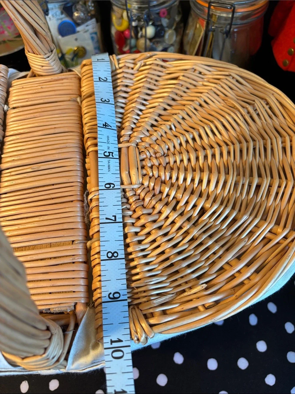 EUC hand-woven wicker picnic basket features a double-lid design and a white fab